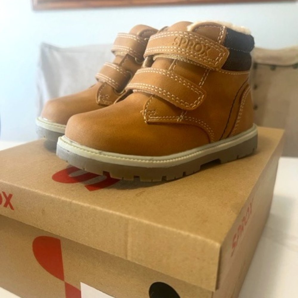 NWT! Toddler boys boots, size 6.  Sprox